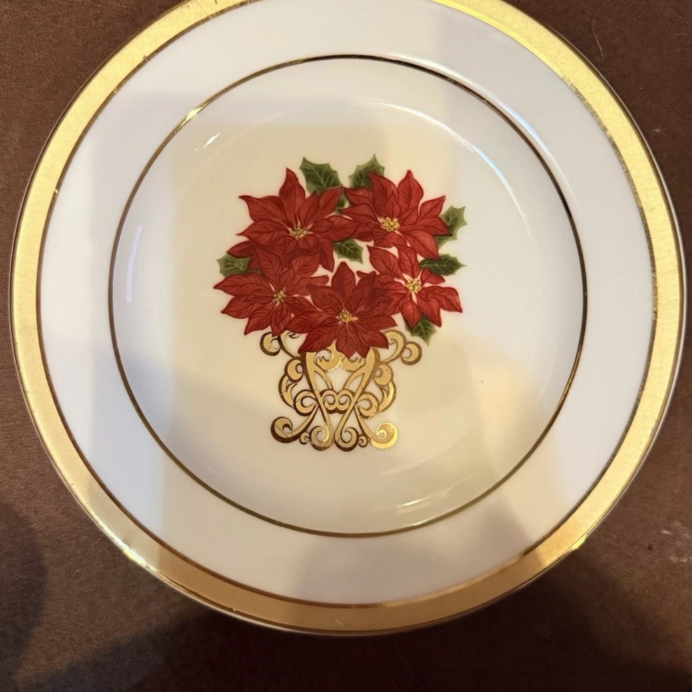 American Atelier set of 8 Gold Rimmed Plate with Red Poinsettia Design